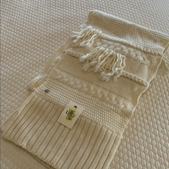 UGG Winter Scarf  NWT - Picture 13 of 17